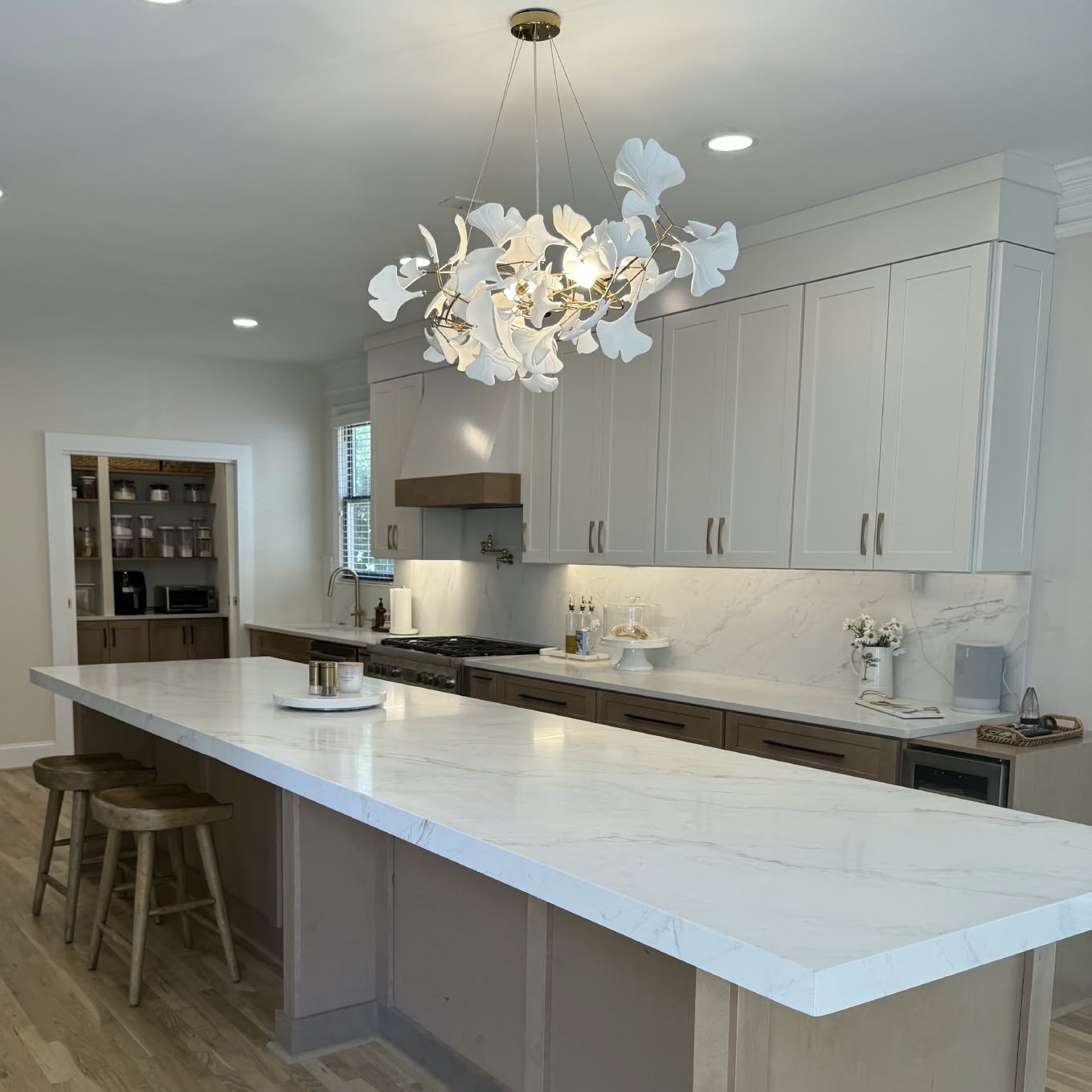 Remodelación de cocina en cuarzo Cosmic Gold en Alpharetta